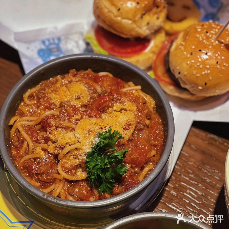 这家餐厅有点酷炫，还能看电影👀