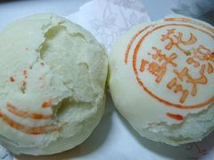 普通玫瑰饼（左）精品玫瑰饼（右）-桂香村(护国寺店)
