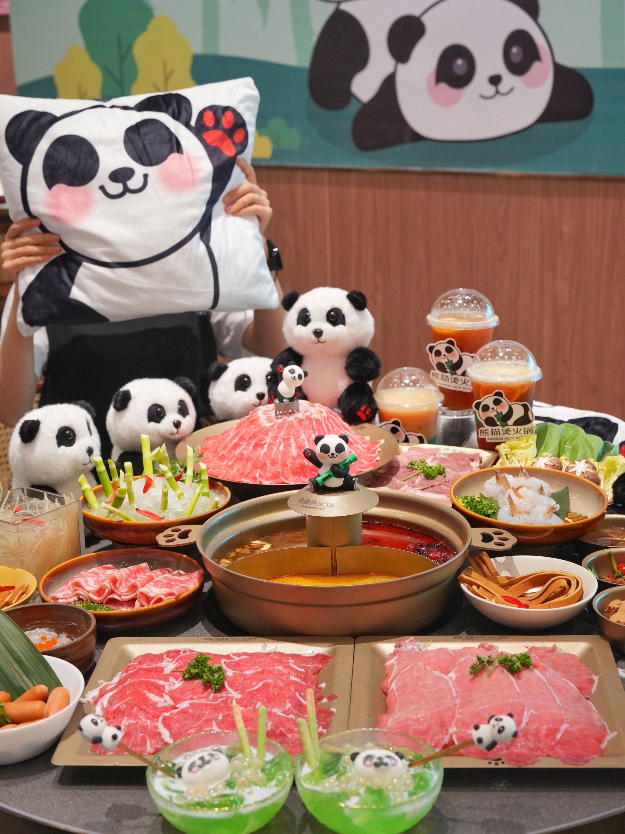 好多可爱熊猫出没,这家火锅店太有氛围了吧