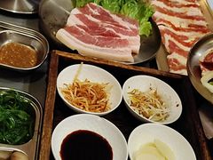 -围炉肉舍•炭烤活鳗•丹东海鲜烤肉(步行街店)