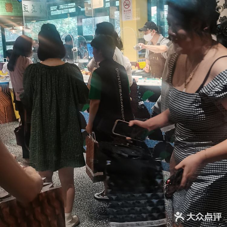在上海，实在有太多看不懂的事情了