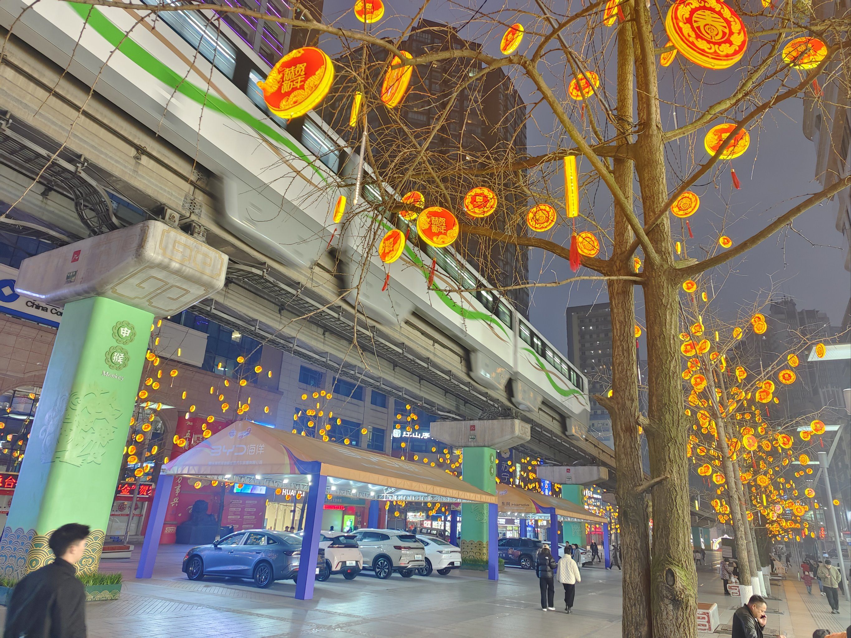 城夜美景不眠时,杨家坪步行街真热闹
