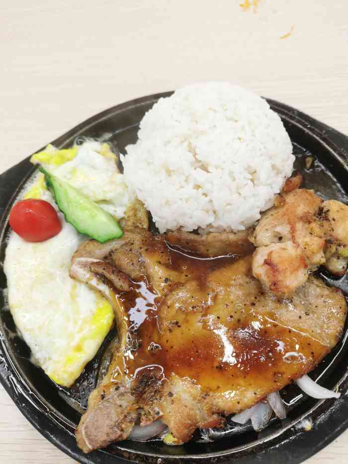 出名的好吃,每次来必点,但是我记得之前好像不是铁板的,猪扒还带t骨