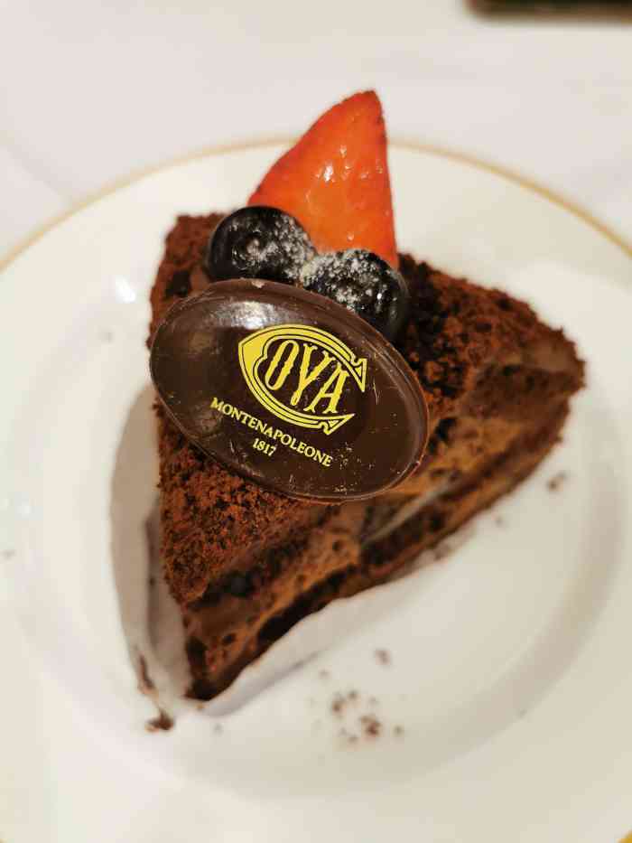 打分 200 /人 现在搬到二楼大厅了,巧克力蛋糕和奶油拿铁太甜了