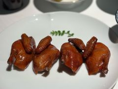 脆皮妙龄乳鸽-新荣记(BFC外滩金融中心店)