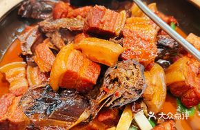 Braised Pork with Spicy Duck