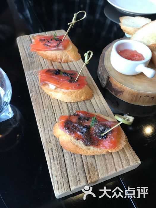 烟熏三文鱼松露黑鱼子酱蜜塔