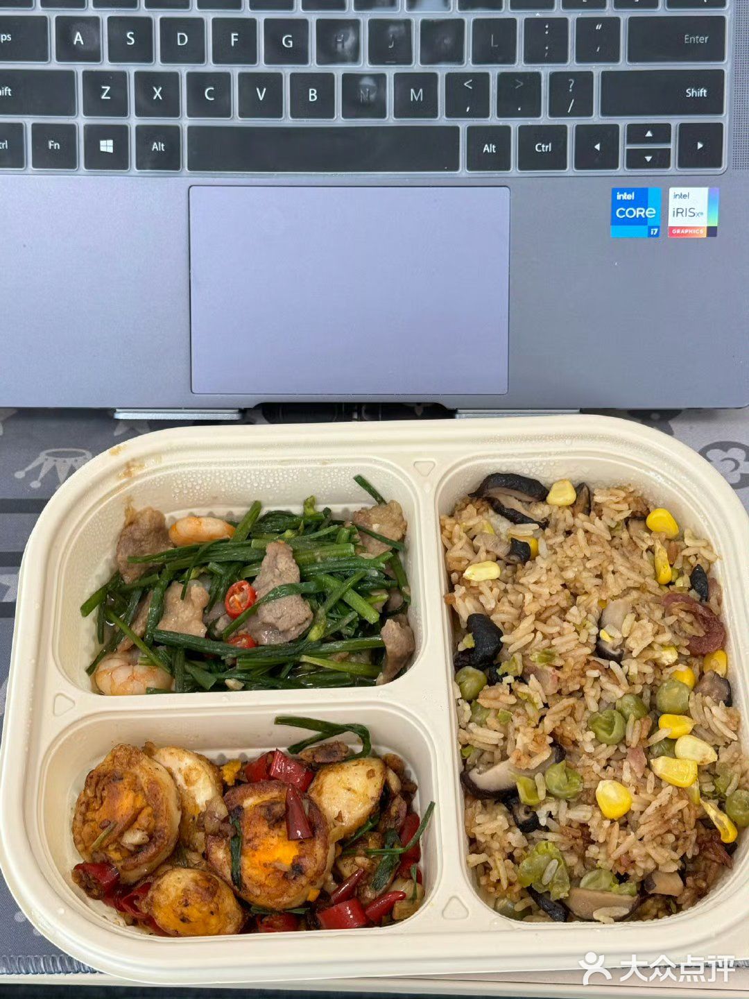 今天中午吃的这个，他昨晚跟我一起吃完那盆大白