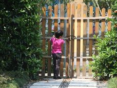 离隔壁大润发超市栅门之隔，常锁要绕行-上海浦东康桥绿地假日酒店