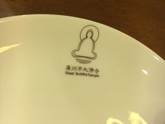 餐具摆设-大佛寺高级素食自助餐厅