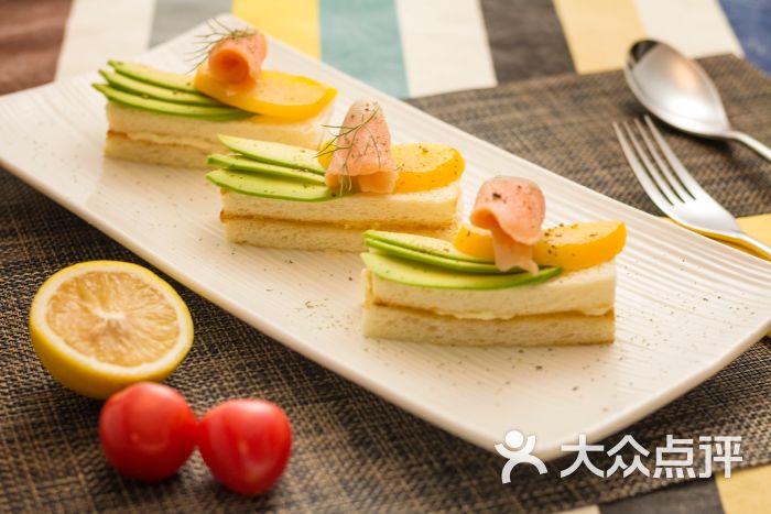 烟熏三文鱼牛油果塔