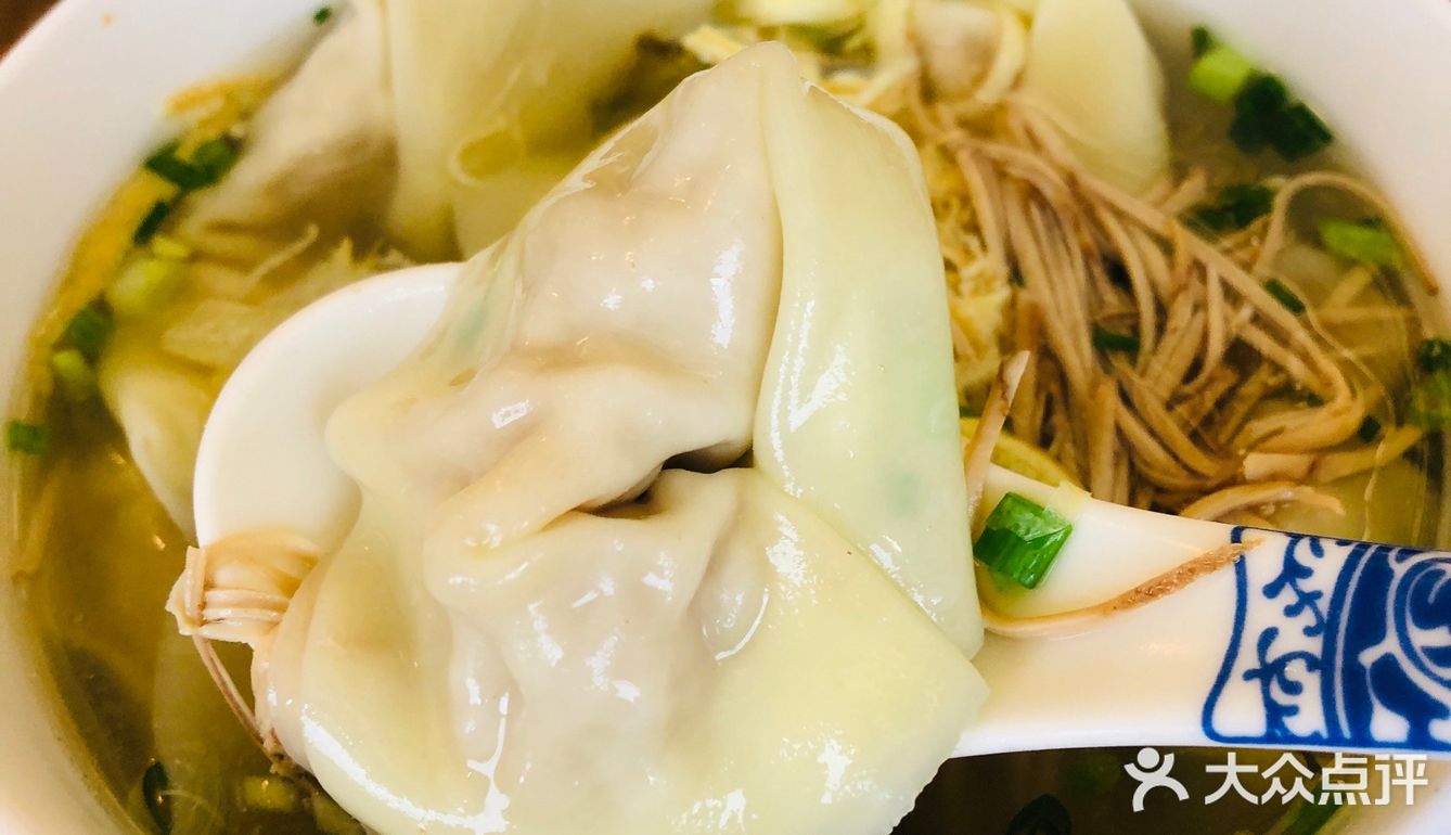 三鲜馄饨和小笼包一直是最具无锡特色的小吃