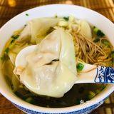 三鲜馄饨和小笼包一直是最具无锡特色的小吃