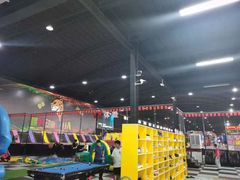 -嘿哟动霸CHUA·新潮玩运动娱乐中心·蹦床滑冰团建乐园