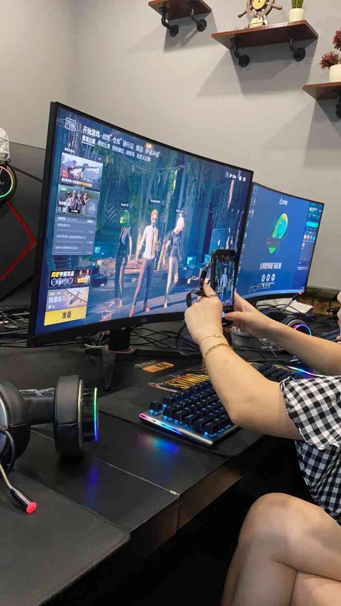 这里不像其他网吧密密麻麻全是机器.电竞区打游戏很快.