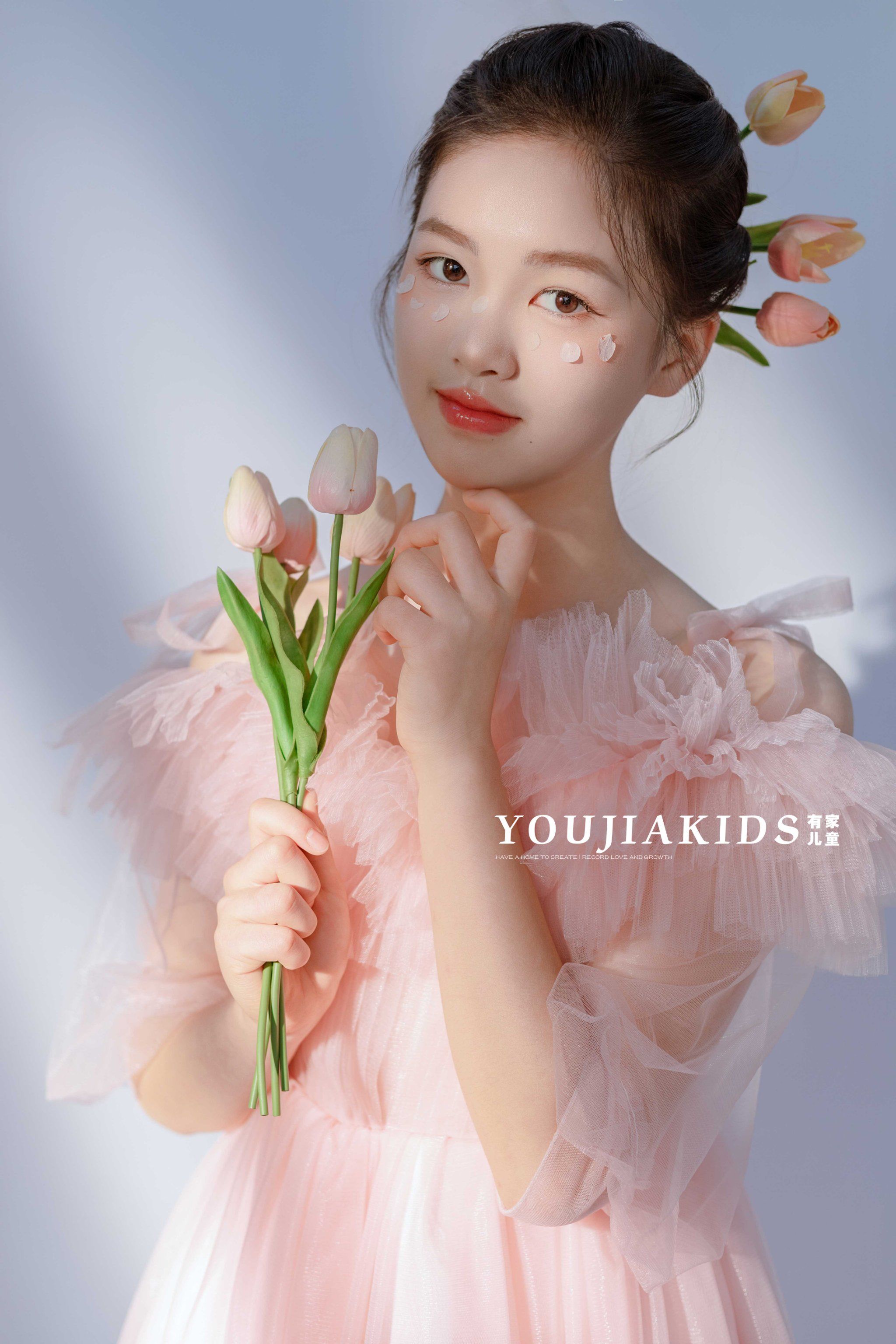 有家儿童
小纱裙 花瓣妆容
通