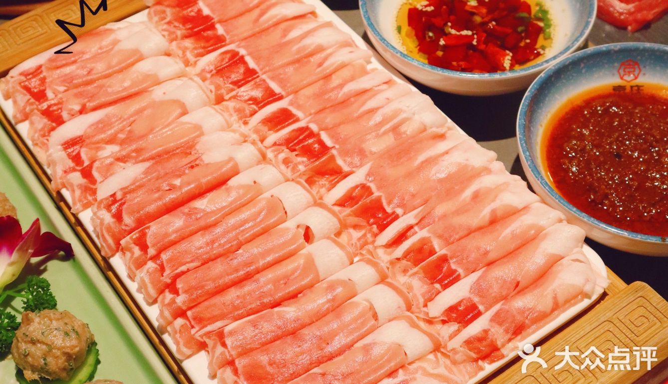 天呐！整盘下肉的铜锅涮是最过瘾的