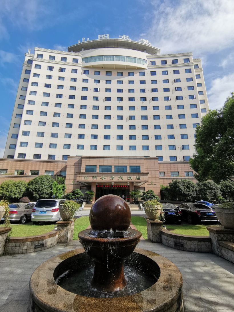 这里的确山明水秀