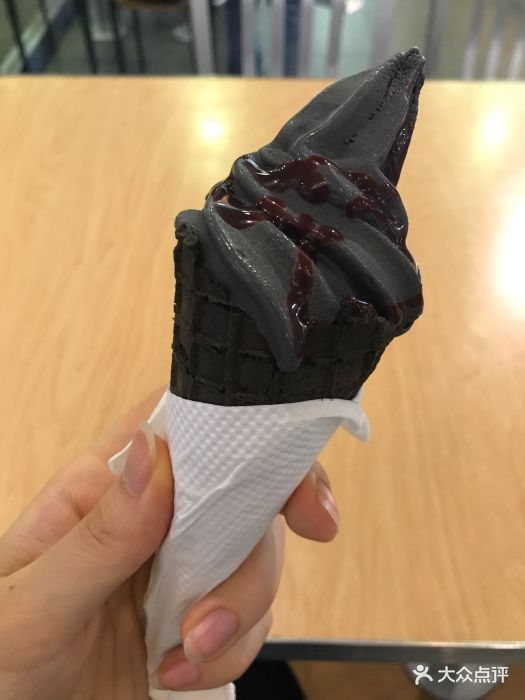 汉堡王(合肥之心城店)酷黑火山华夫冰淇淋(黑芝麻)图片 