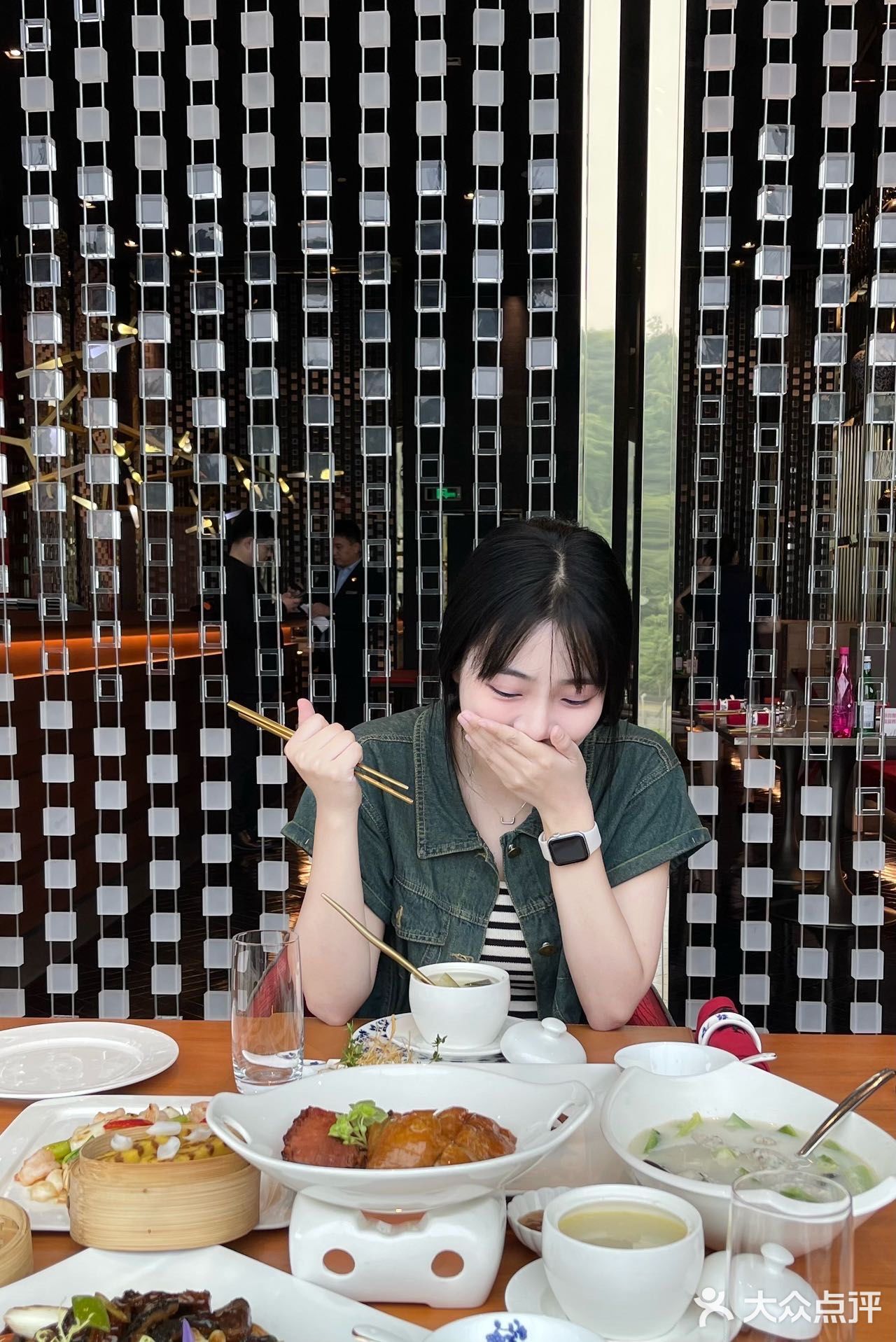 在赛车比赛现场吃美食！！！