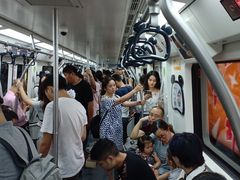 地铁扶手也是熊猫的大耳朵。-成都大熊猫繁育研究基地