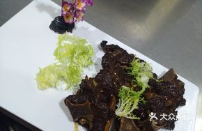 Charcoal-Grilled Beef Bones