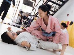 -菠萝格斗巴西柔术训练馆