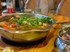 -野山舂·贵州现舂酸汤火锅(鸿通城店)
