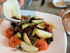 三文鱼沙拉-北京港澳中心瑞士酒店·瑞士咖啡厅·自助餐