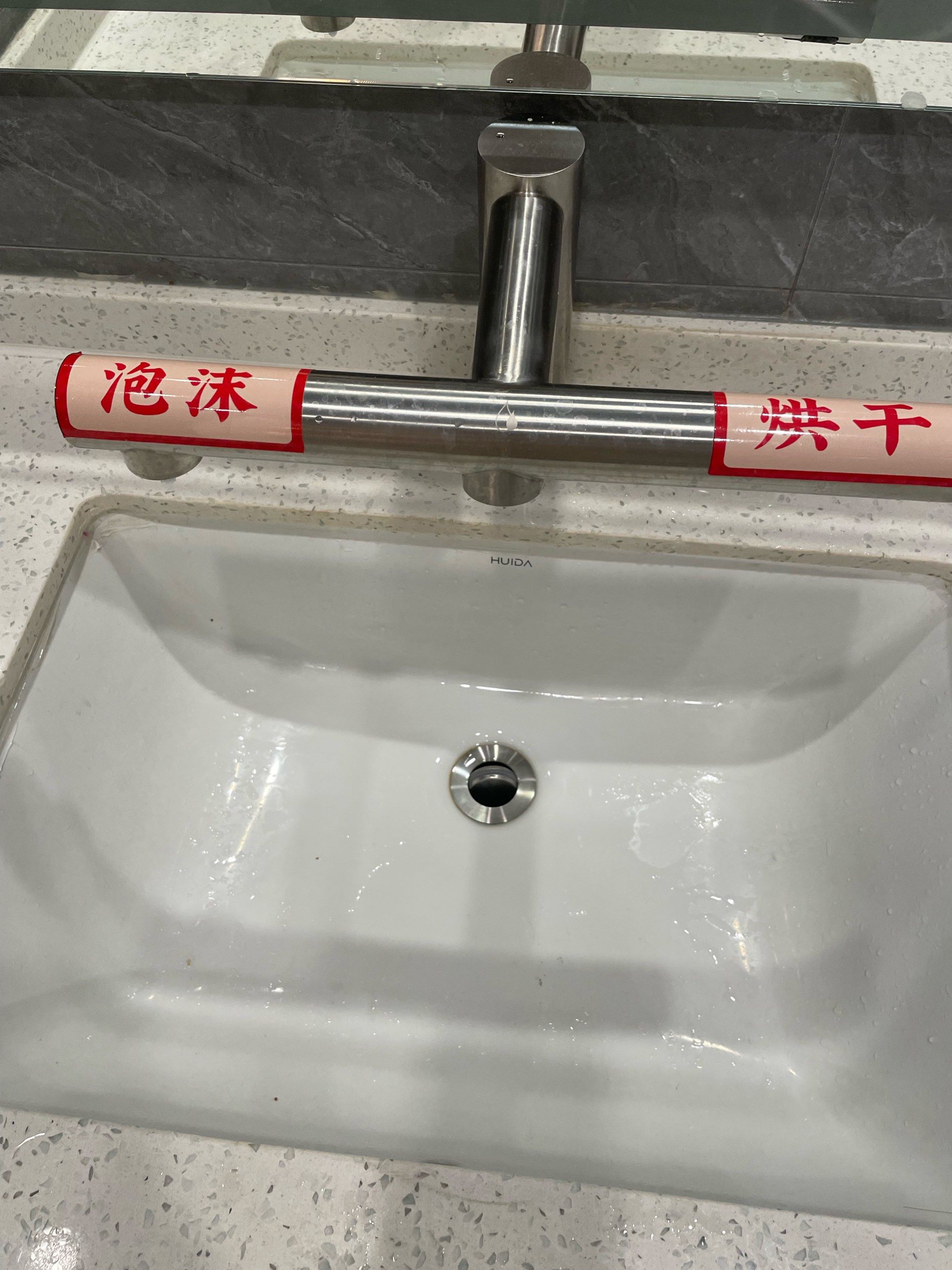 n出去吃饭发现店家厕所水槽装的真不错
好方便 左边是洗手液 咒间