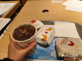 #麦当劳 食物美味可口，色香味俱全，如薯条、汉堡等