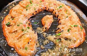 Stir-Fried Shrimp with Garlic in Iron Pot