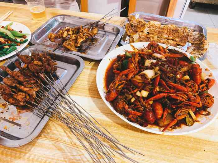 老班长烧烤"夫妻店,味道不错,晚上人超多烤鸡翅贼嫩.