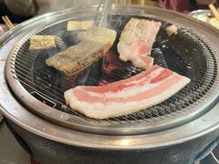 -围炉肉舍•炭烤活鳗•丹东海鲜烤肉(步行街店)