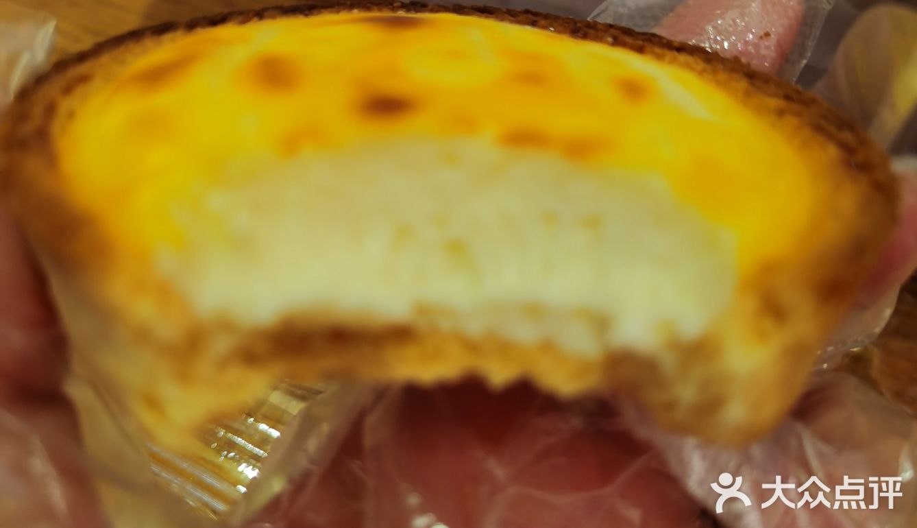 每次买来吃都有点后悔，挞皮比较厚，流心也比较扎实