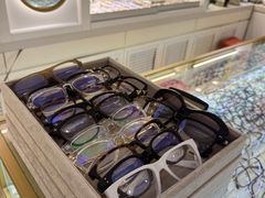 -新视达眼镜店·蔡司·依视路(名镜苑店)