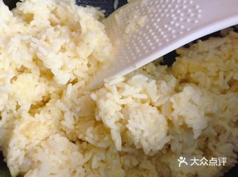 一份好吃的灵魂蛋炒饭 配料：牛肉粒，腊肠，芹菜粒
