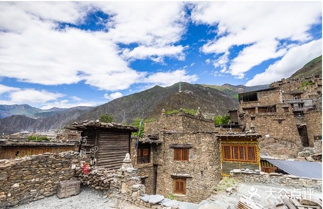 自成方圆，却又依山傍水，恰似传说中的世外桃源