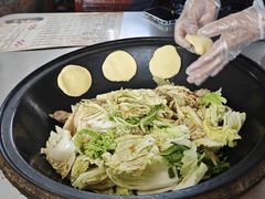 小鸡炖蘑菇-粘豆包柴火铁锅炖