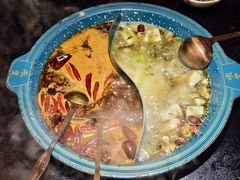 鸳鸯锅（酸菜酥肉豆花锅红锅）-吼堂老火锅(太古里总店)