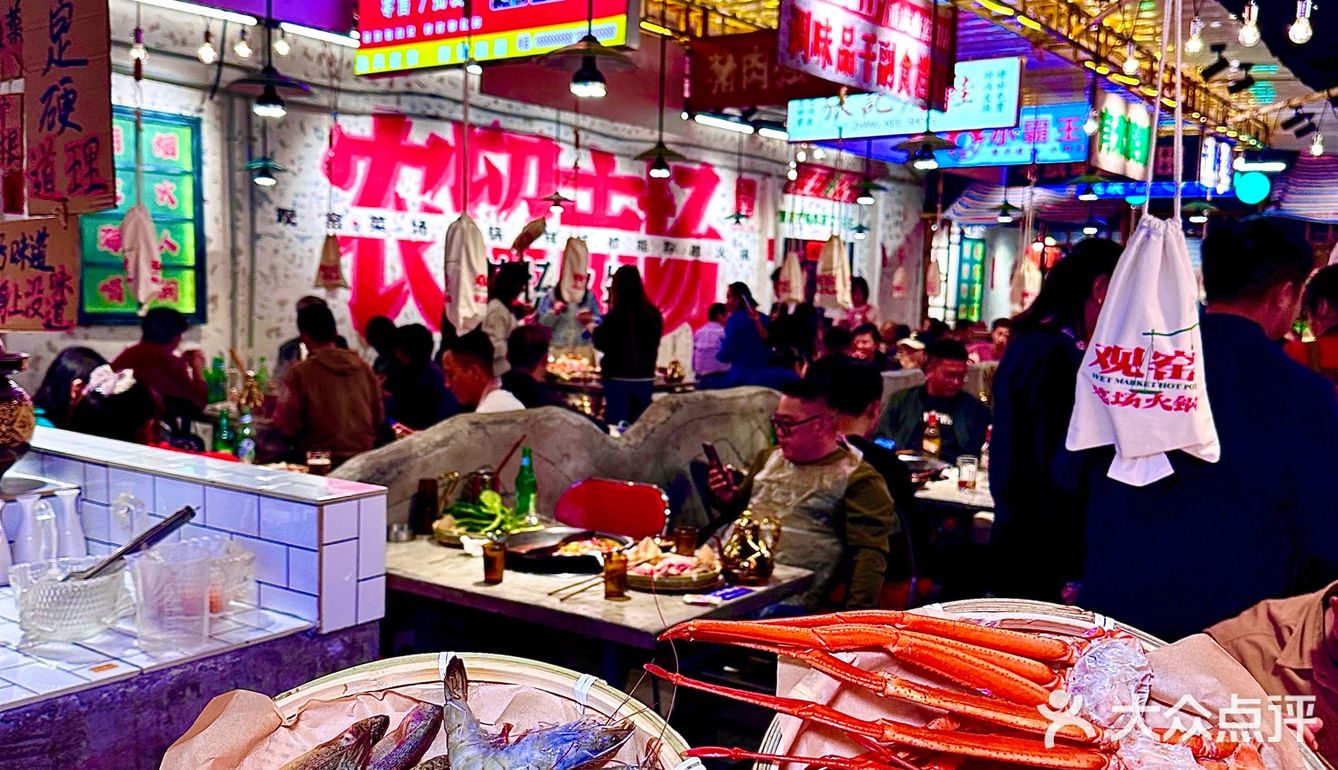 大家都很有序的排队过称 现切肉肉太新鲜了，吃的放心