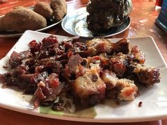 荔枝木排骨叉烧拼牌-御霞苑泥烩鸡休闲农庄