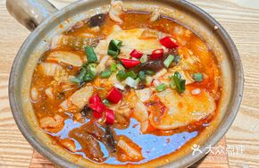 Sour Cabbage and Rice Noodles in Clay Pot