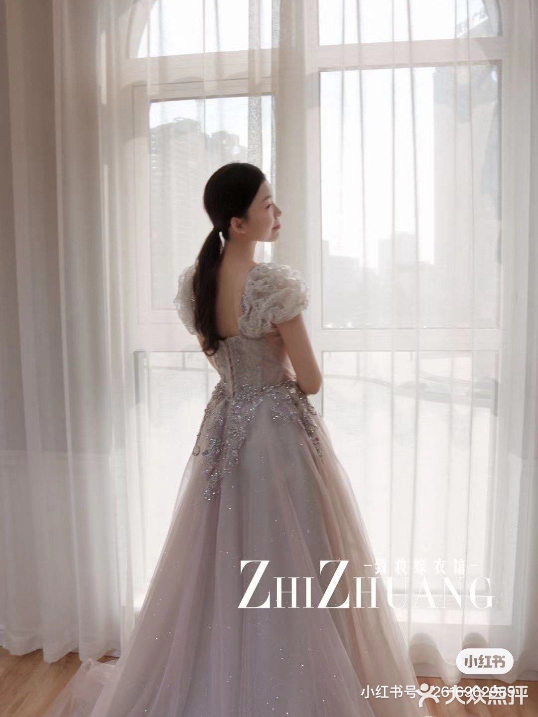 一款减龄而少女的浅色礼服