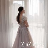 一款减龄而少女的浅色礼服