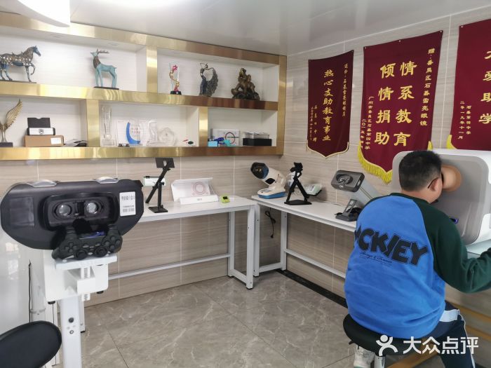 雪亮眼镜旗舰店图片