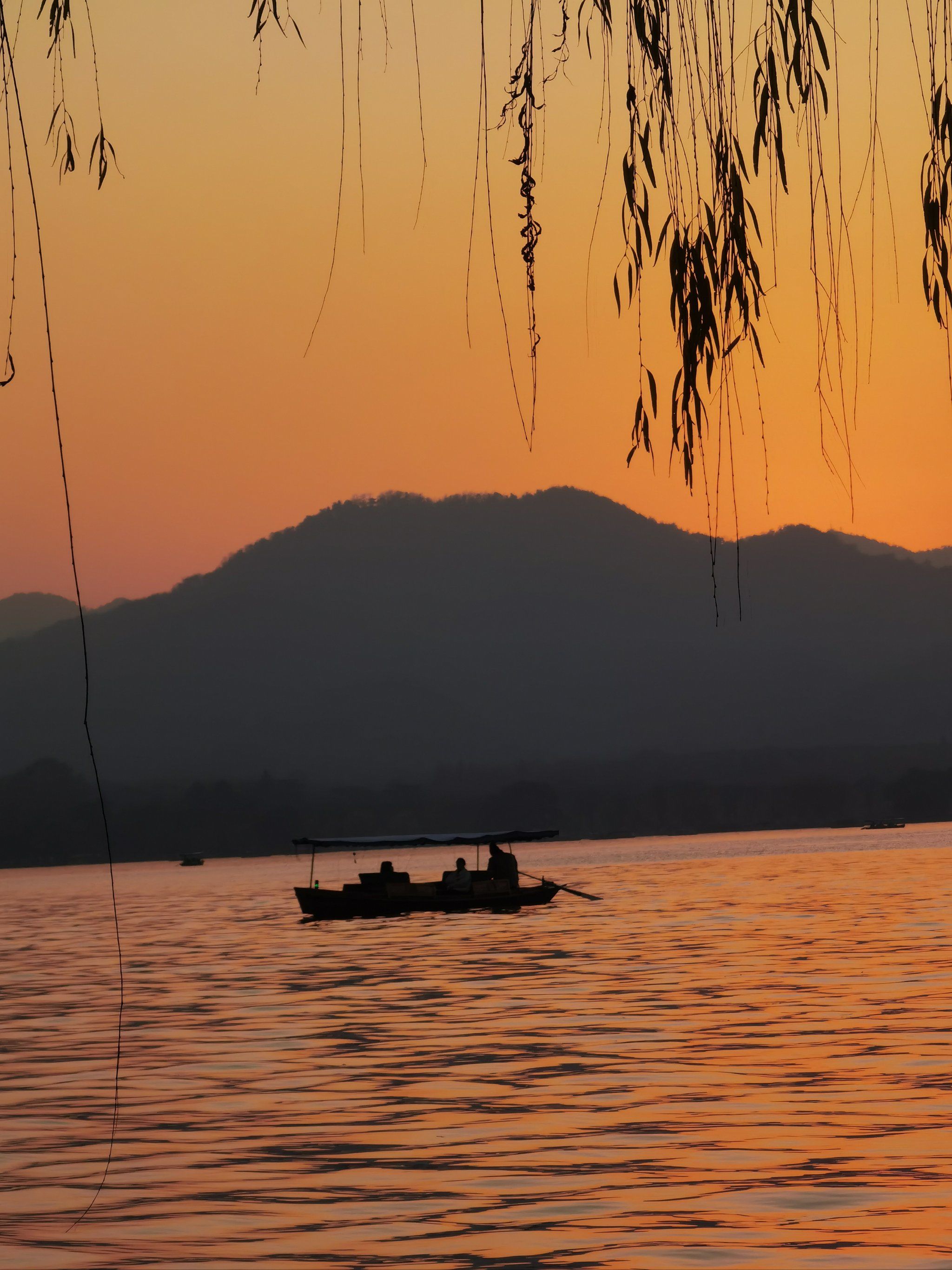 西湖边晴天带点雾蒙蒙的落日真的超美