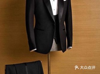 婚礼不能只新娘自己美，新郎的礼服也要到位