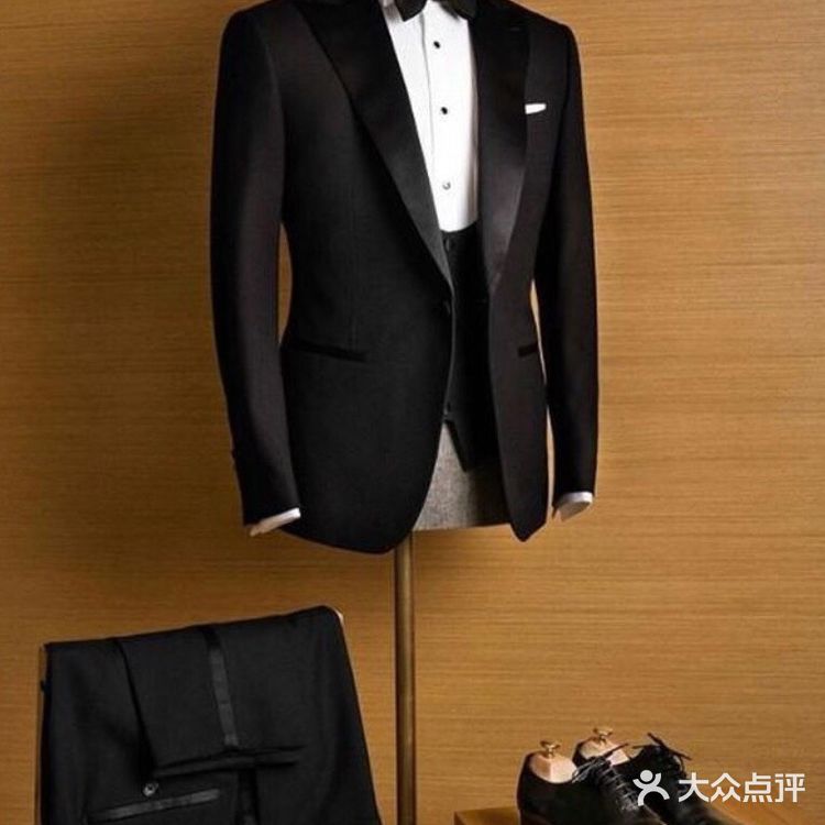 婚礼不能只新娘自己美,新郎的礼服也要到位