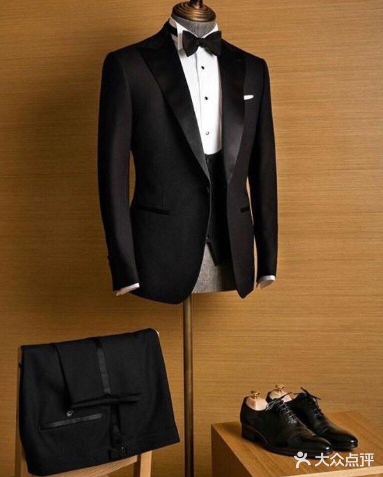 婚礼不能只新娘自己美，新郎的礼服也要到位
